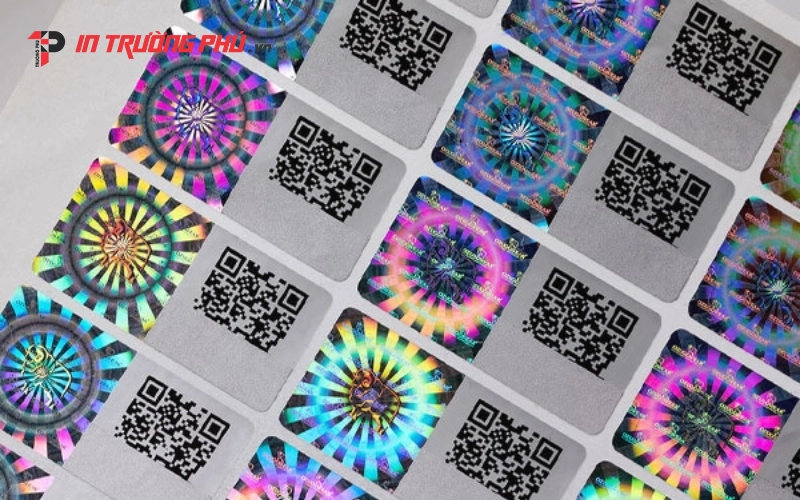 Mẫu tem chống h&agrave;ng giả Hologram t&iacute;ch hợp QR code/serial